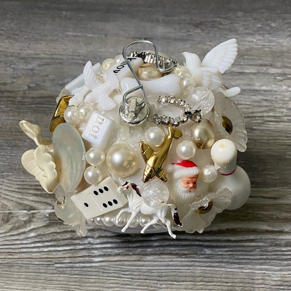 One of a kind white ornament - Picture 3 of 17